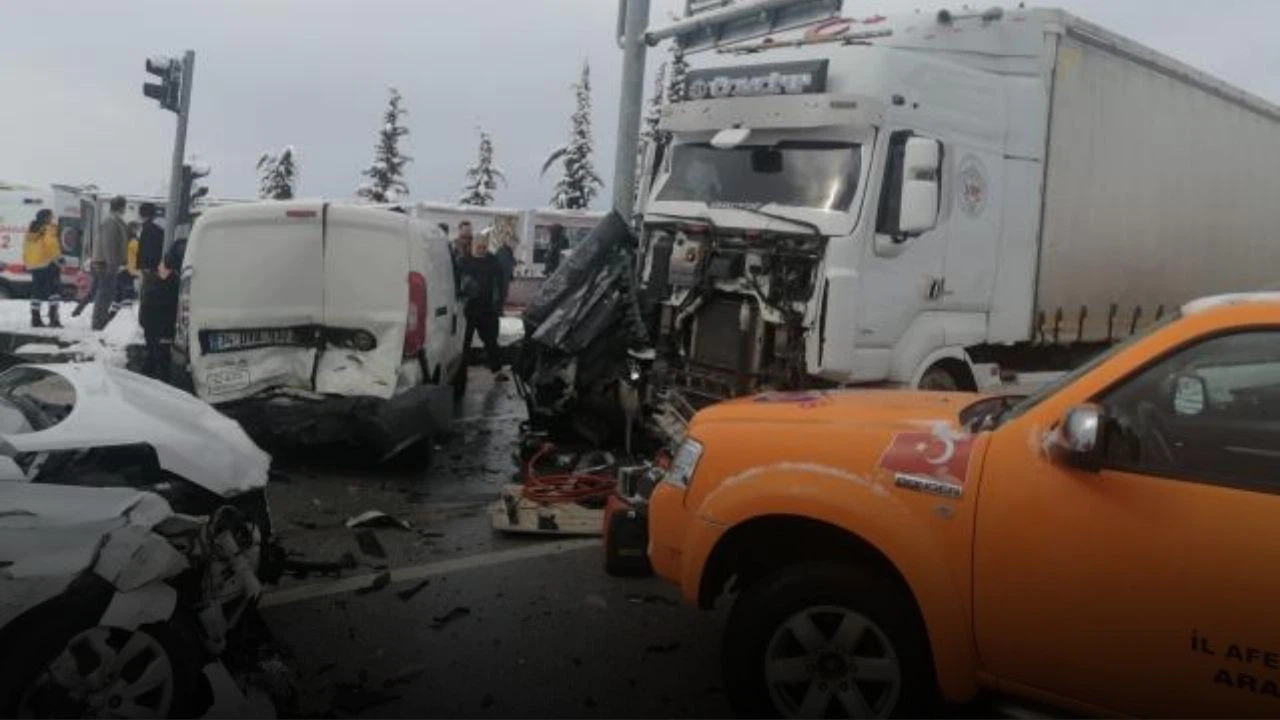 Isparta'da korkunç kaza! Tır, kavşakta bekleyen araçları biçti