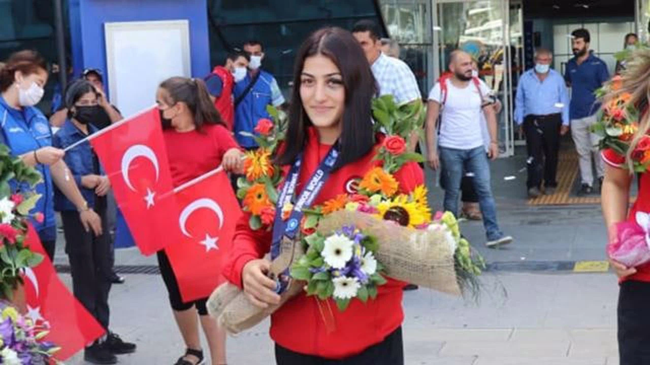 Genç milli güreşçi Elvira Kamaloğlu, Avrupa şampiyonu oldu