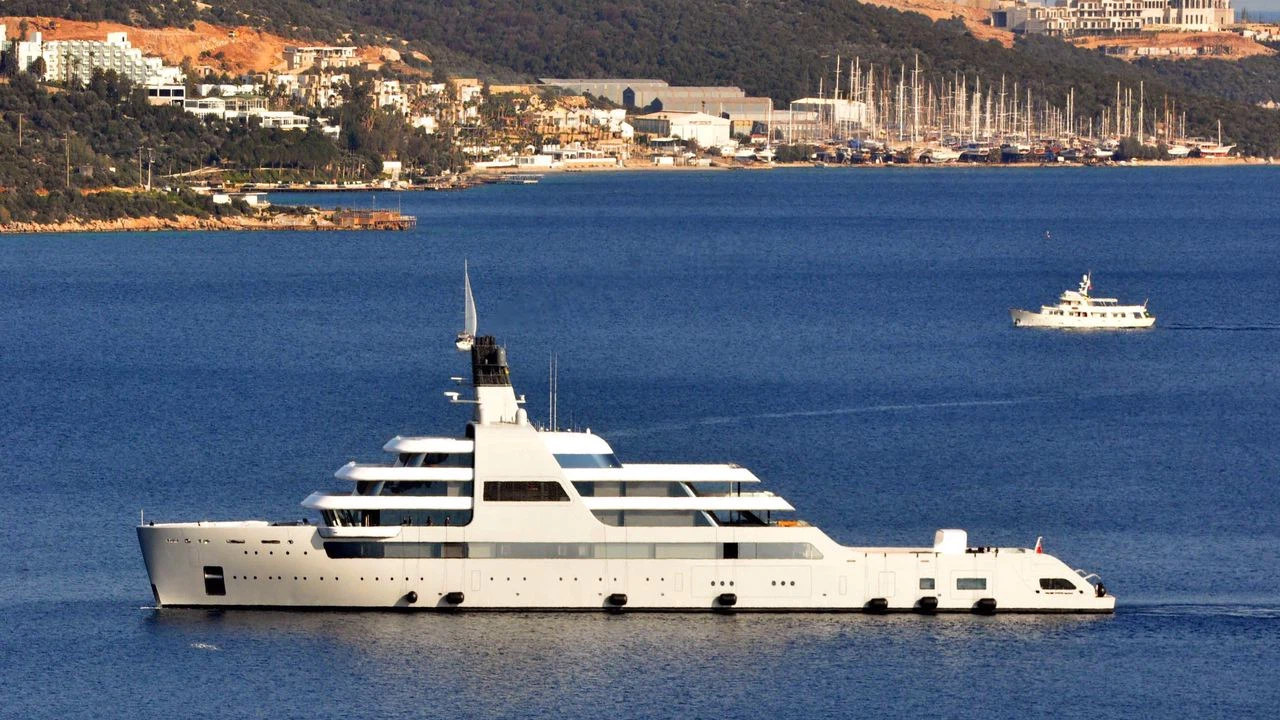 Rus milyarder Abramoviç'in yatı Bodrum'a yanaştırıldı