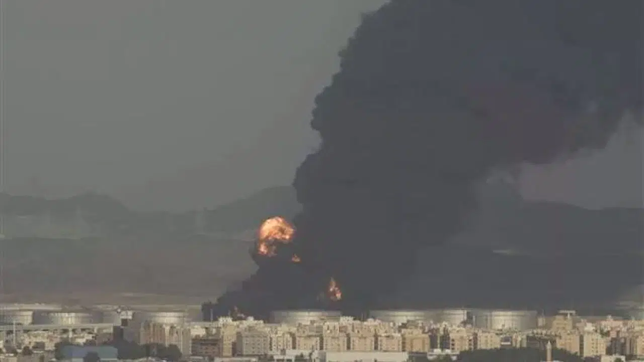 Suudi Arabistan'da dev petrol tesisinden dumanlar yükseliyor!