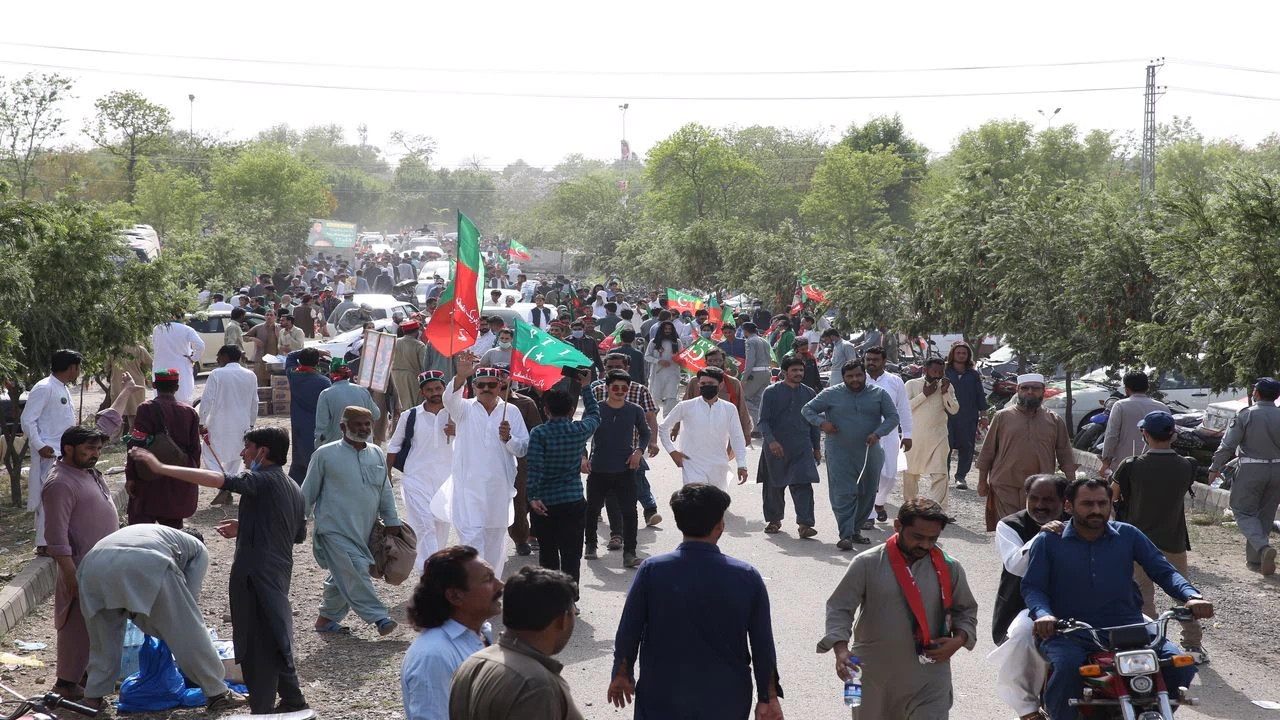 Pakistan'dan, dışarıdan fonlanan komplonun hükümeti devirmeye çalıştığı vurgusu