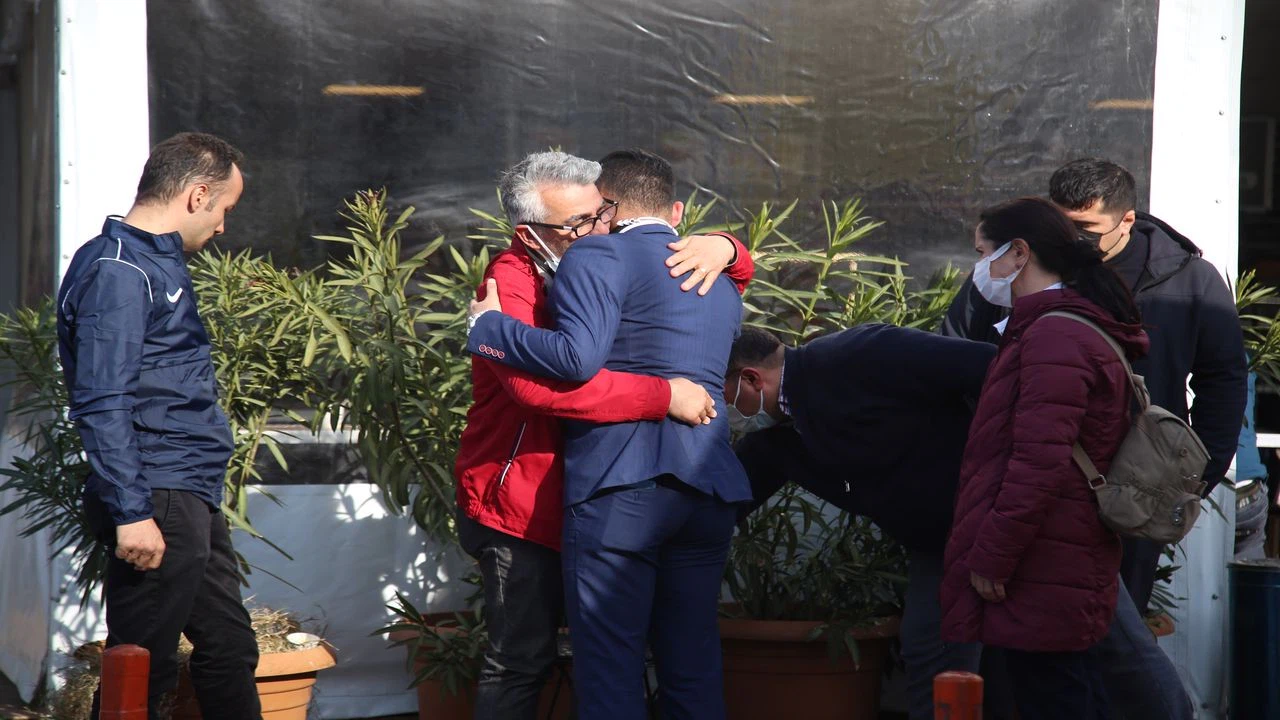 Antalya'da sahipsiz köpeklerden kaçarken kamyonun altında kalan çocuk yaşamını yitirdi