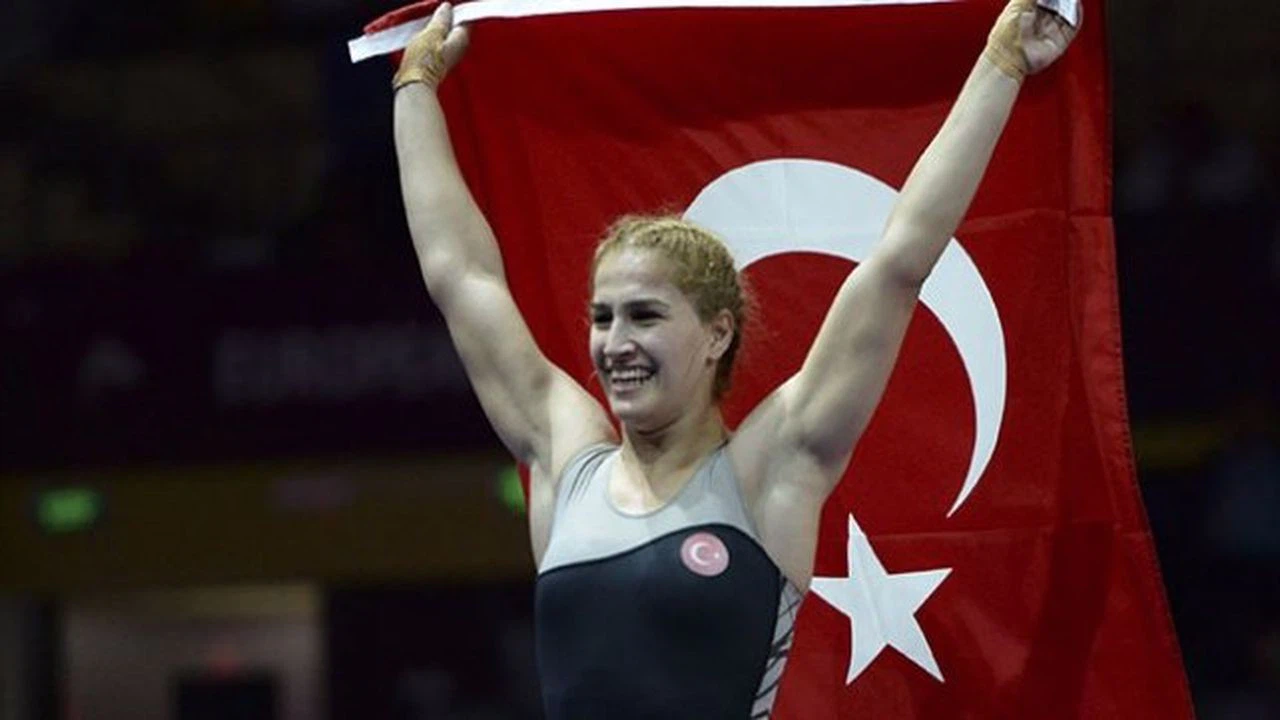 Milli güreşçi Buse Tosun Çavuşoğlu'ndan gümüş madalya