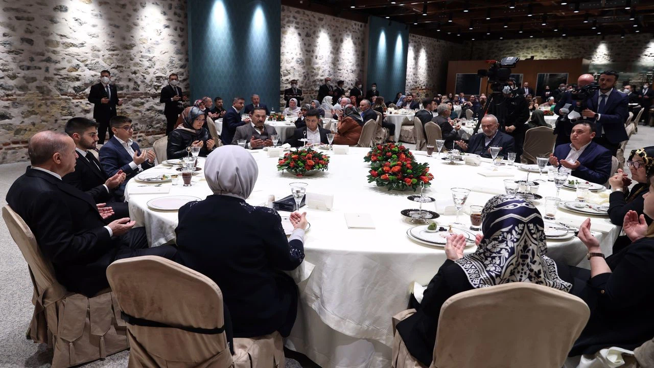 Cumhurbaşkanı Erdoğan, şehit aileleriyle iftarda bir araya geldi