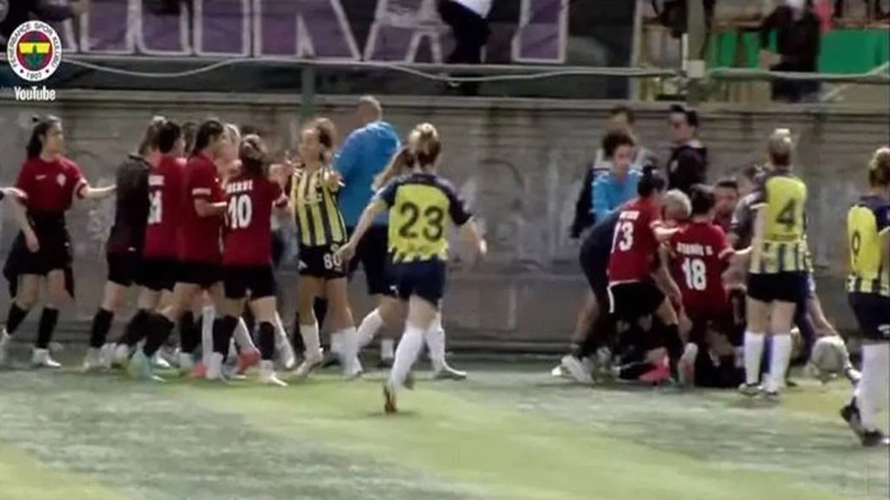 Kadın Futbol Süper Ligi'ndeki Amed Sportif Faaliyetler-Fenerbahçe maçında gerginlik