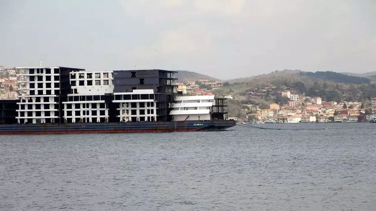 İstanbul Boğazı'ndan 'apartman' geçti
