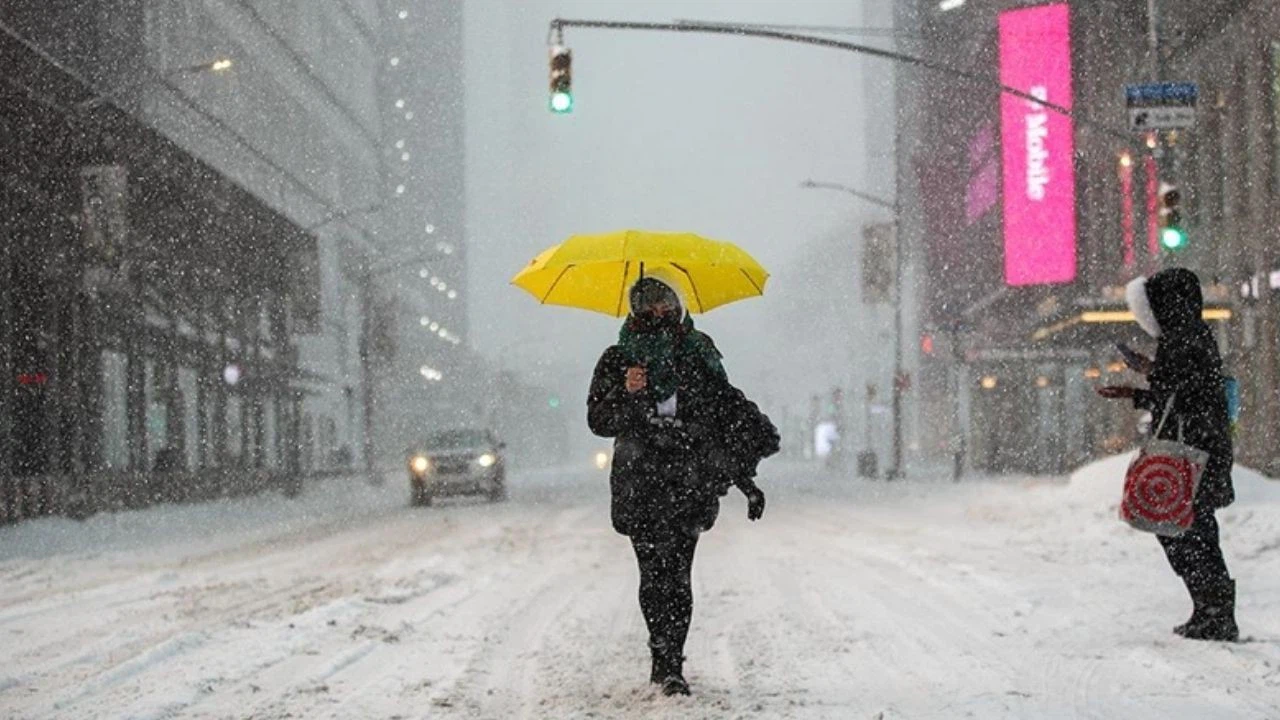 ABD'nin kuzeydoğusunda kar fırtınası! 300 bin kişi elektriksiz kaldı!