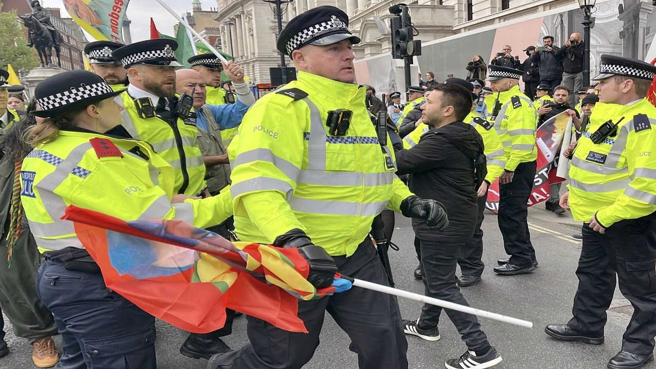 İngiltere'de polis bölücü terör örgütü yandaşlarına müdahale etti