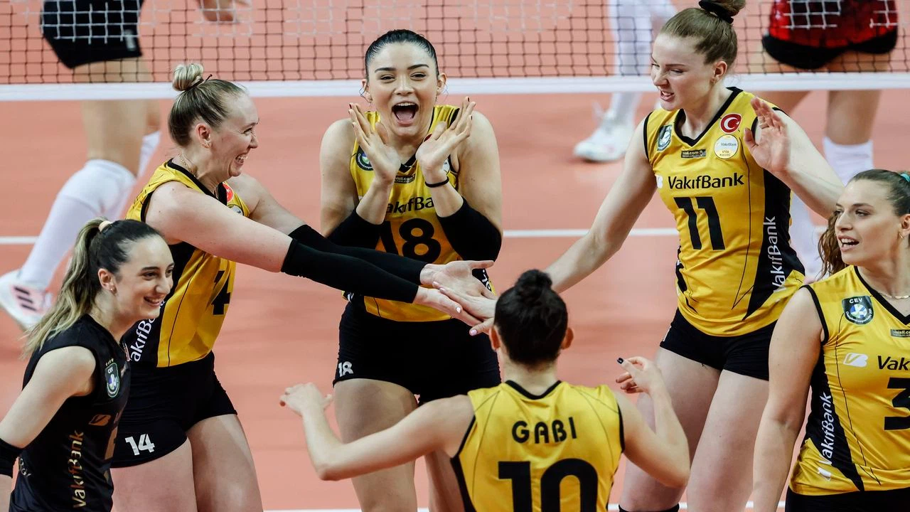 VakıfBank seriyi 2-0 kazanarak finale yükseldi