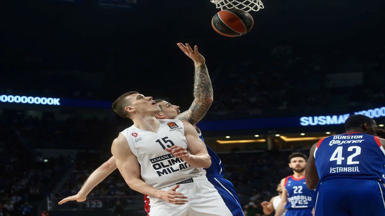 Anadolu Efes seride 2-1 öne geçti