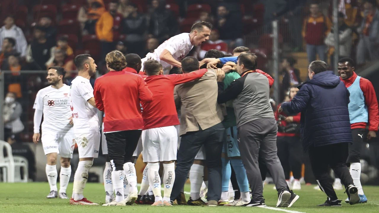 Galatasaray: 2 - Demir Grup Sivasspor: 3