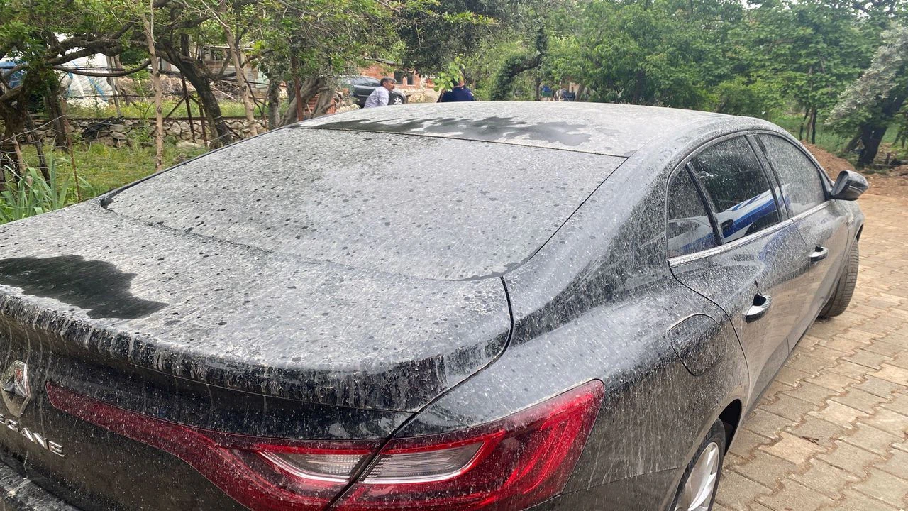 Antalya'da toz taşınması nedeniyle yağmurla çamur yağdı