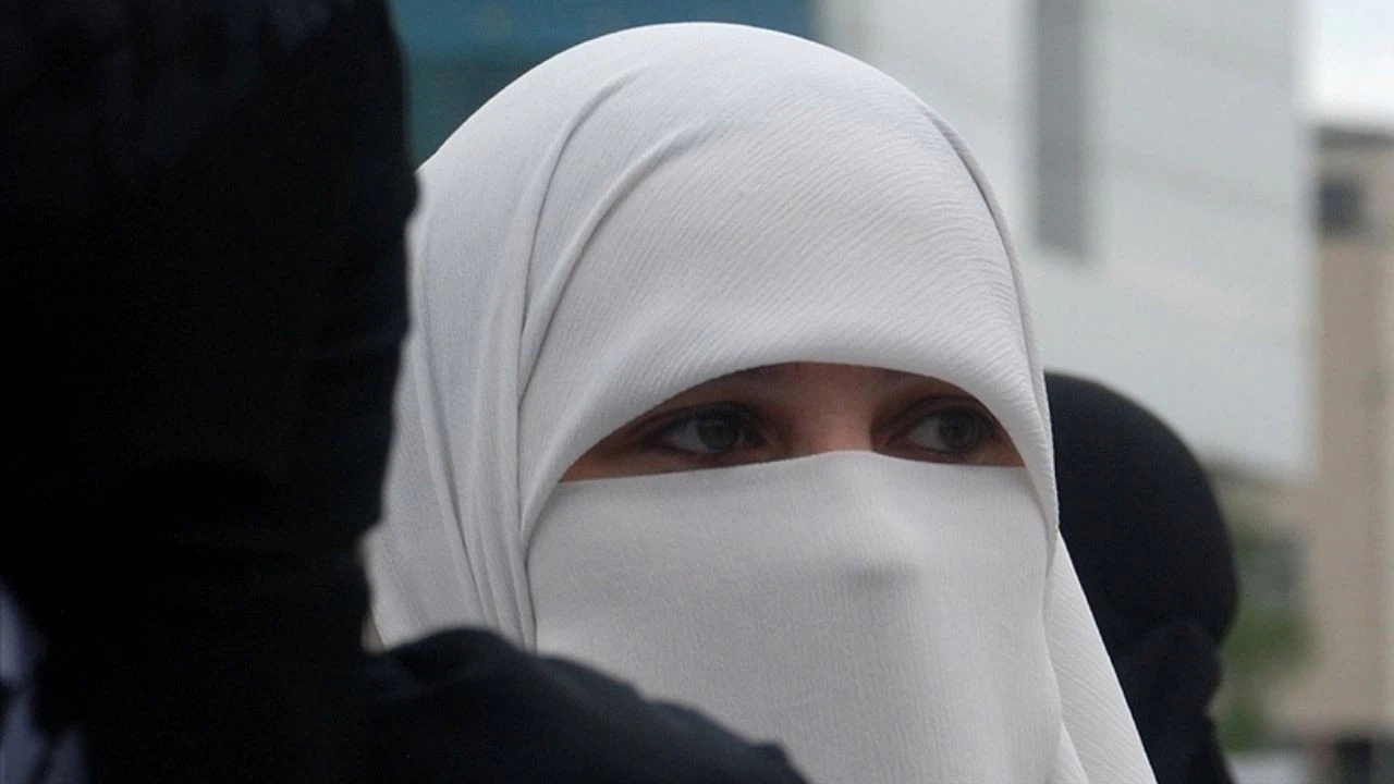 Taliban'dan kadın kuaförlerine yasak!