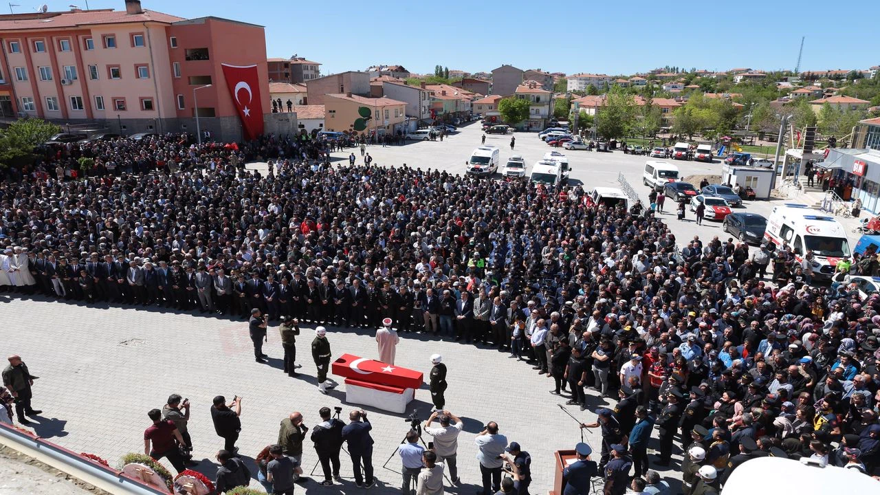 Şehit İstihkam Uzman Çavuş Erbaşı memleketi Aksaray'da son yolculuğuna uğurlandı