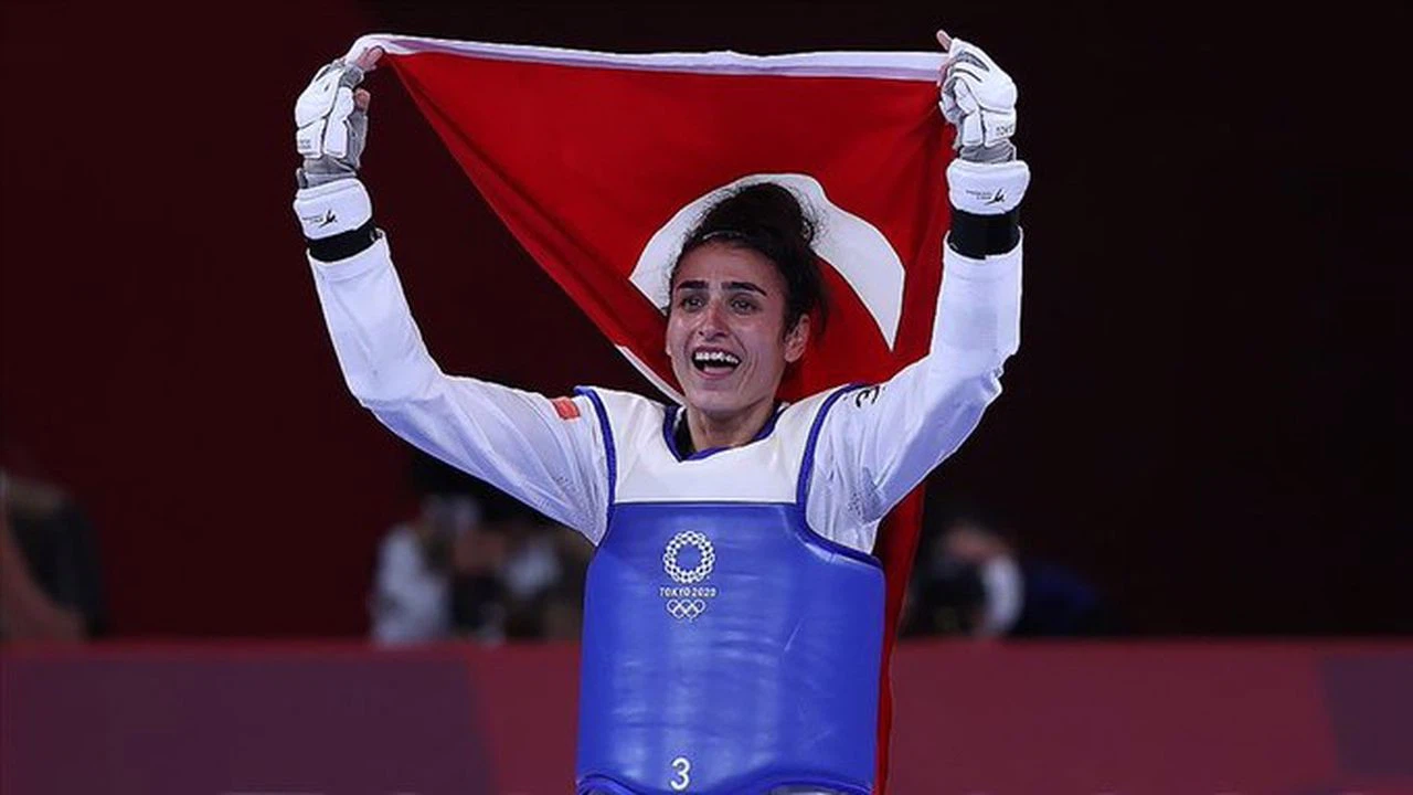 Milli tekvandocular Hatice Kübra İlgün ve Emre Kutalmış Ateşli altın madalya kazandı