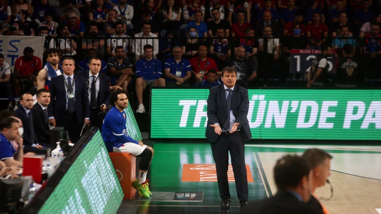 Anadolu Efes, Galatasaray Nef'in rakibi oldu