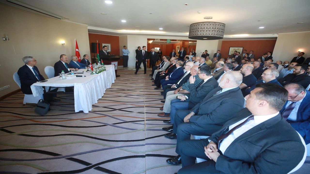 Dışişleri Bakanı Çavuşoğlu, Filistin'de Türkiye Mezunları Derneği üyeleriyle buluştu