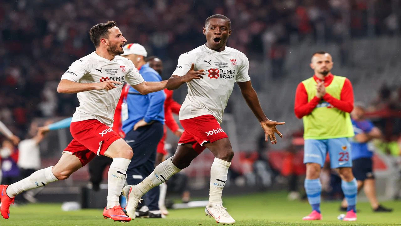 Sivasspor, kupayı ilk kez müzesine götürdü