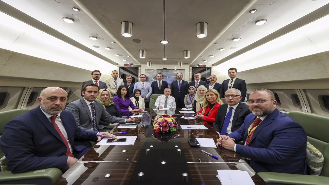 Cumhurbaşkanı Erdoğan, Azerbaycan dönüşü uçakta gazetecilere konuştu