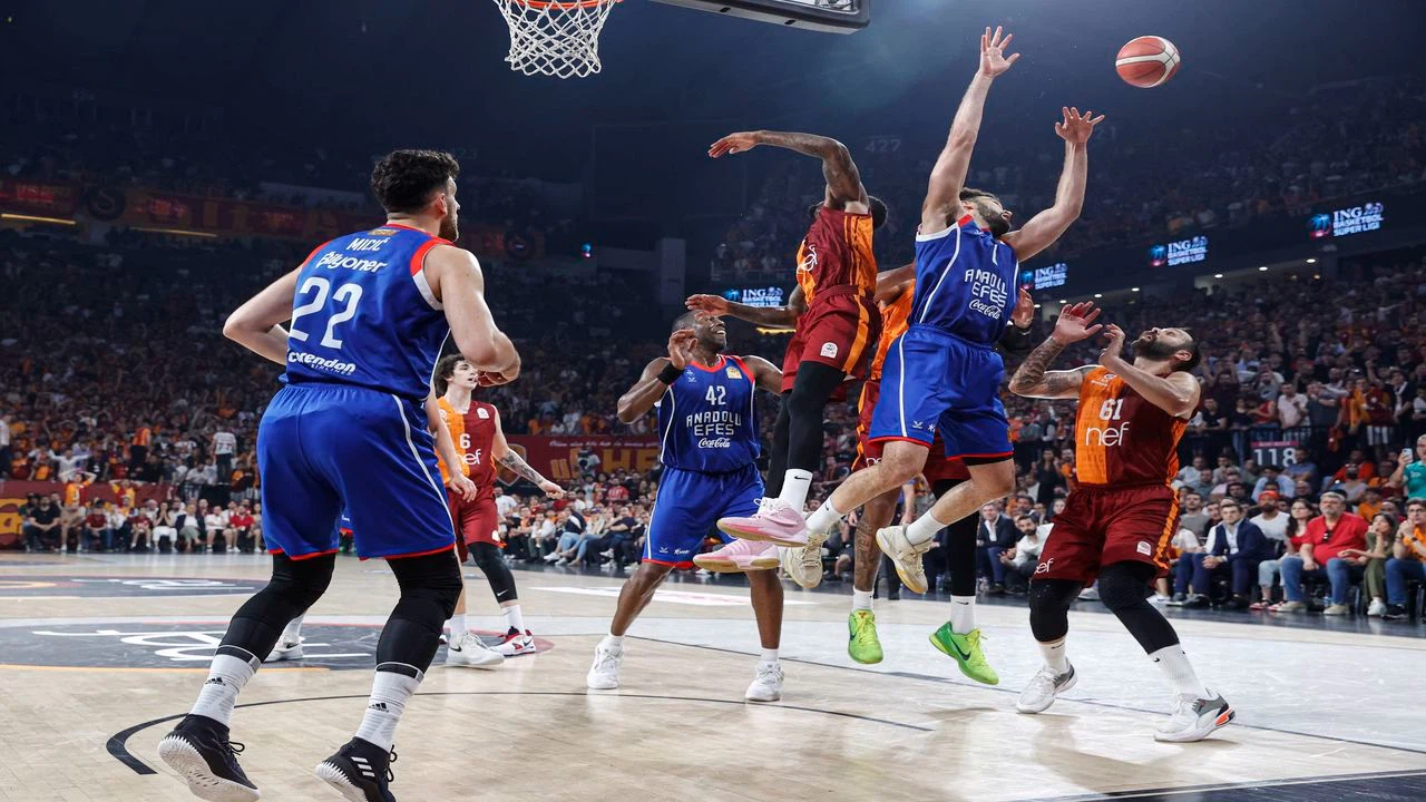 Anadolu Efes, seride 2-1 öne geçti