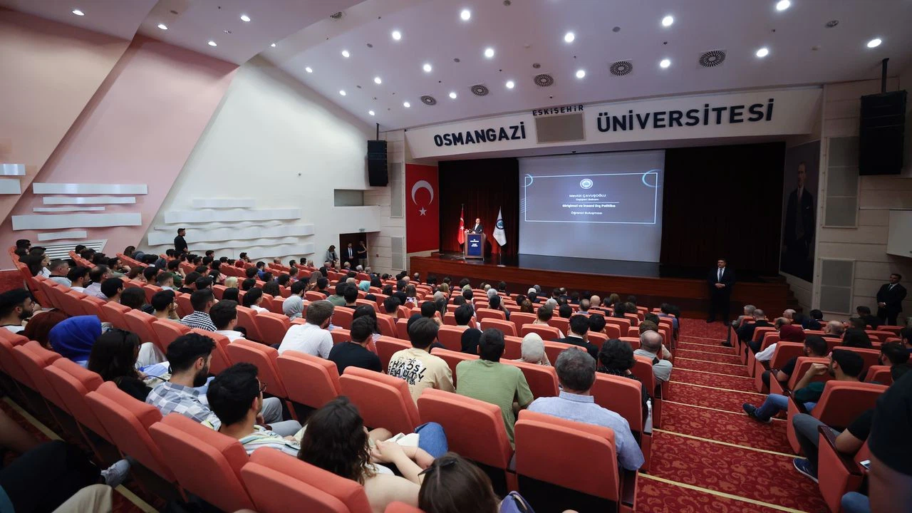 Dışişleri Bakanı Çavuşoğlu, Eskişehir'de öğrenci buluşması etkinliğinde konuştu