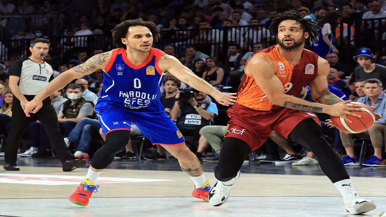 Seriyi 3-2 kazanan Anadolu Efes, finalde Fenerbahçe Beko'nun rakibi oldu