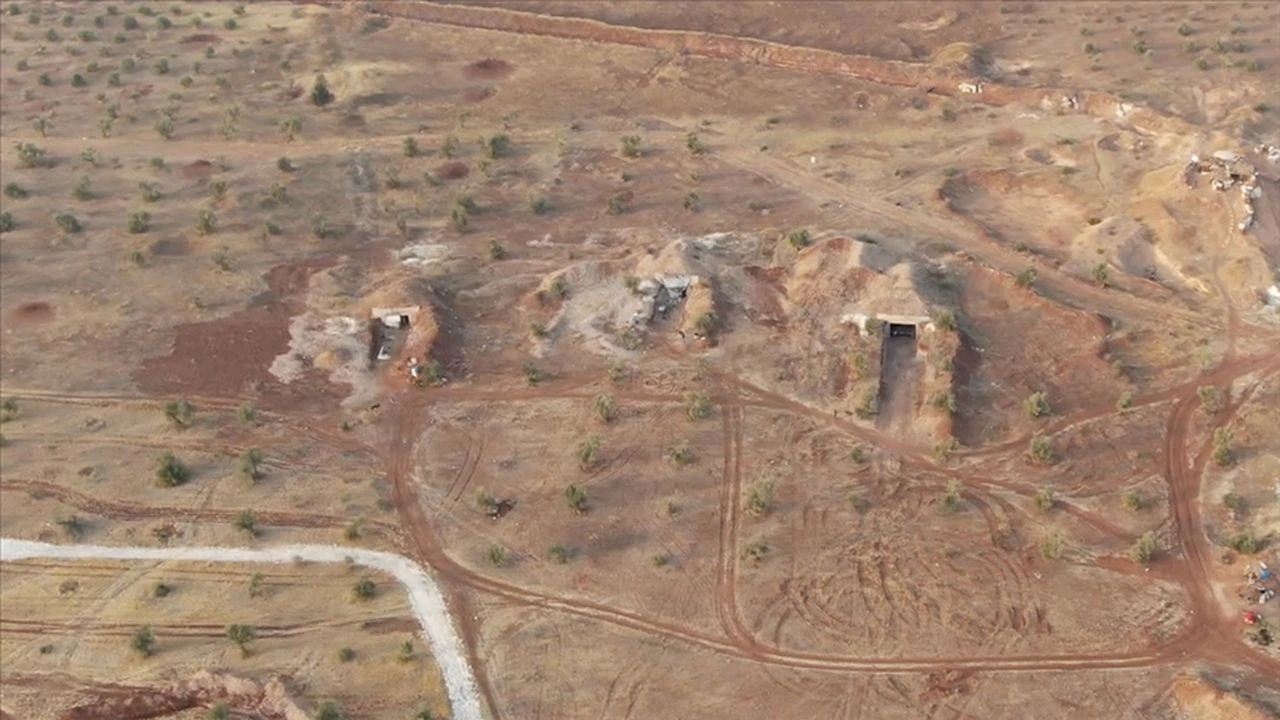 Terör örgütü YPG/PKK, Tel Rıfat ve çevre köylerde tünel kazıp silah saklıyor