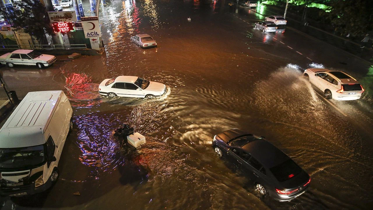 Ankara'da sağanak akşam saatlerinde yeniden etkili oldu