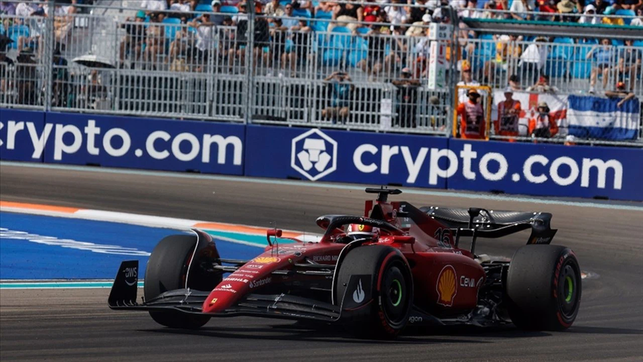 F1 Azerbaycan Grand Prix'sinde 'pole' pozisyonu Leclerc'in