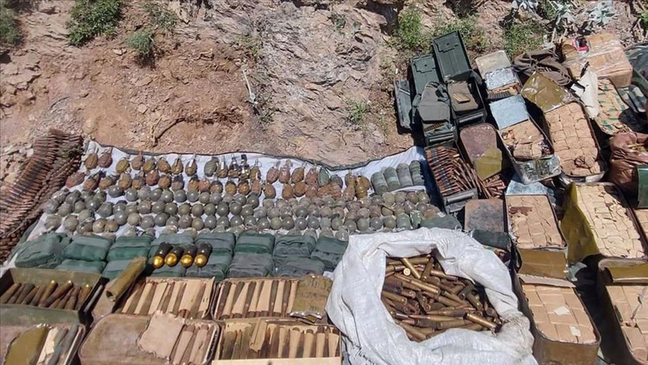 Pençe-Kilit Operasyonu bölgesinde teröristlere ait çok sayıda silah ve mühimmat ele geçirildi
