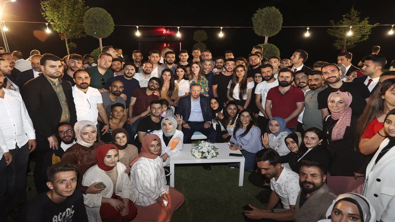 Cumhurbaşkanı Erdoğan, Van'da gençlerle bir araya geldi