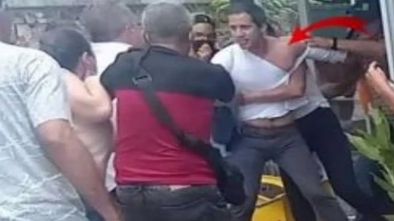 Muhalif lider Guaido restorandan yaka paça kovuldu