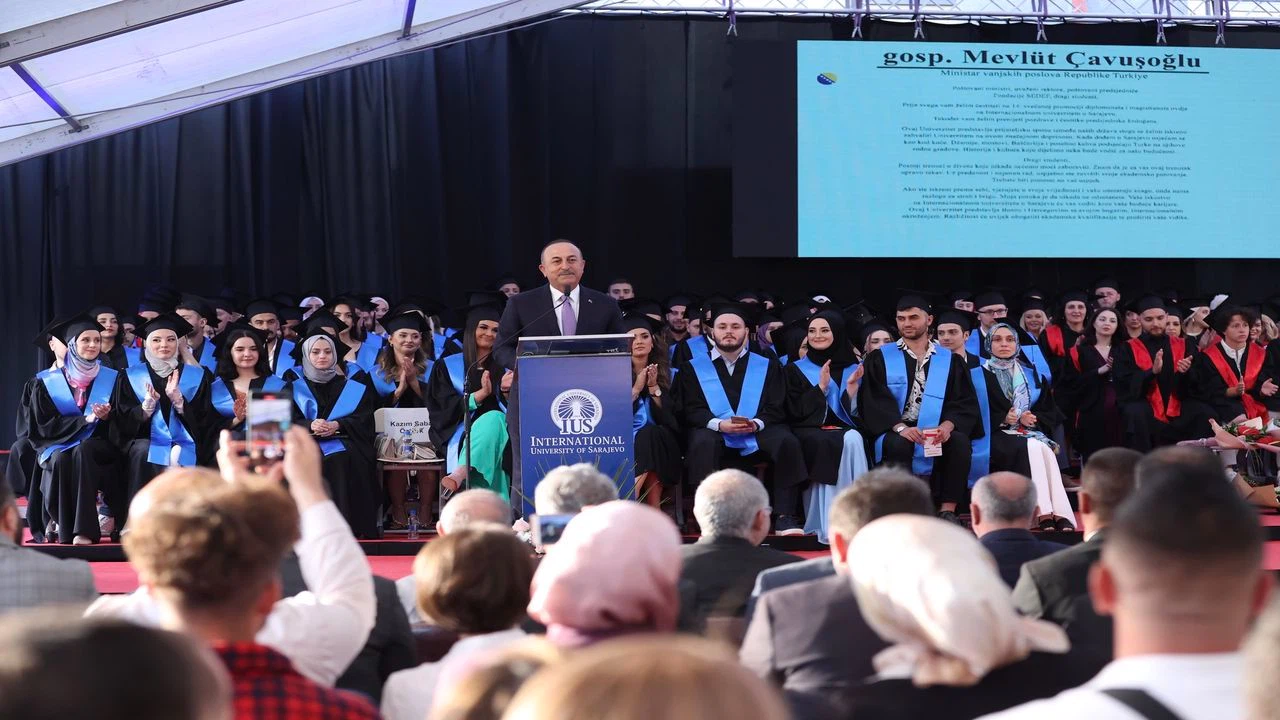 Bakan Çavuşoğlu, Uluslararası Saraybosna Üniversitesinin mezuniyet töreninde konuştu