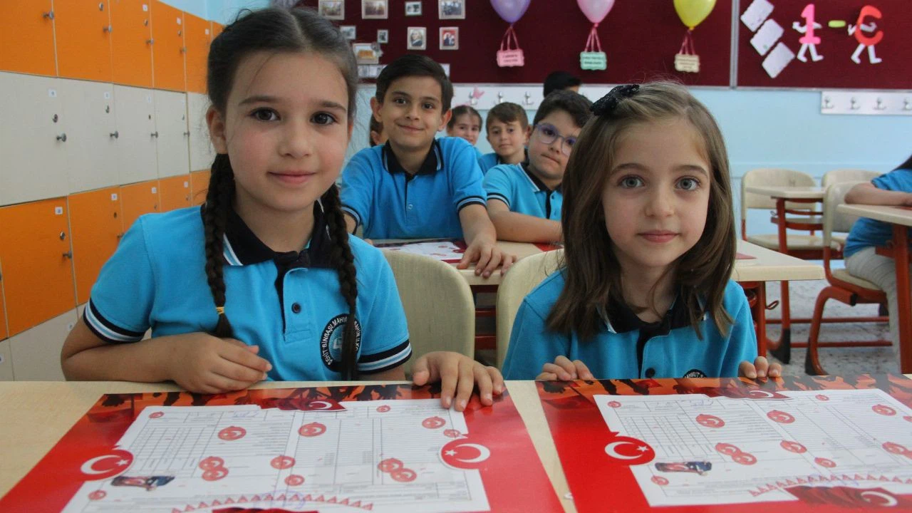 Yaklaşık 18 milyon öğrenci karnesini alarak yaz tatiline girdi