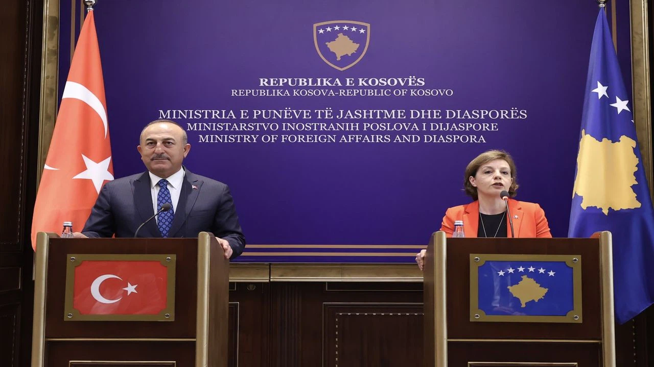 Bakan Çavuşoğlu, Kosovalı mevkidaşı Gervalla-Schwarz ile ortak basın toplantısında konuştu