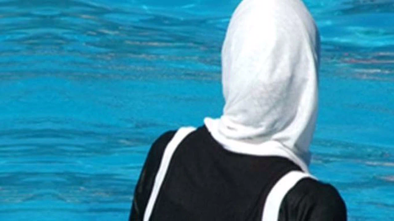 Fransa'da Danıştay, Grenoble havuzlarında tesettürlü mayoyu engelleyen kararı onadı