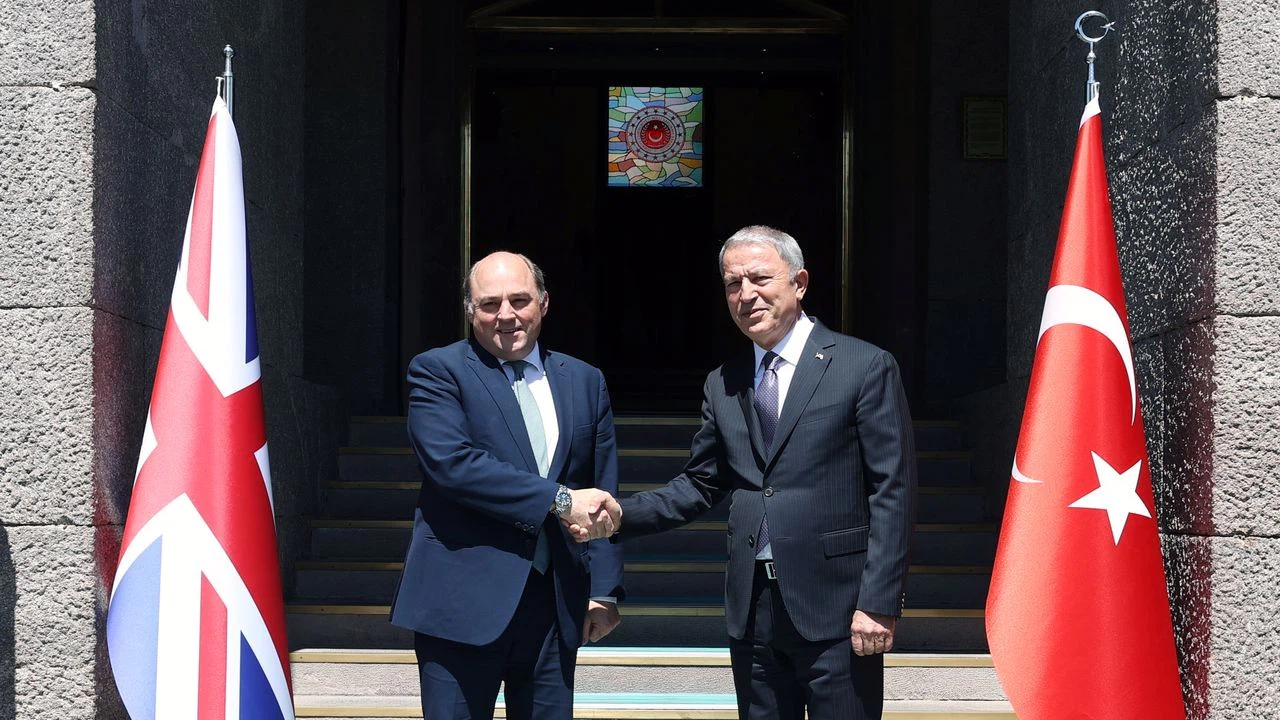 Milli Savunma Bakanı Akar, İngiltere Savunma Bakanı Wallace ile bir araya geldi