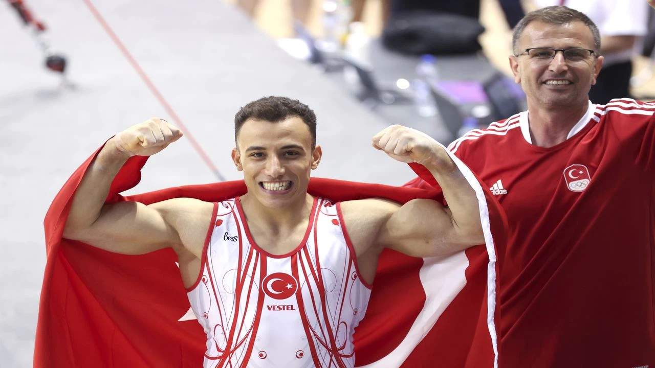 Milli cimnastikçi Adem Asil, genel tasnifte altın madalya kazandı