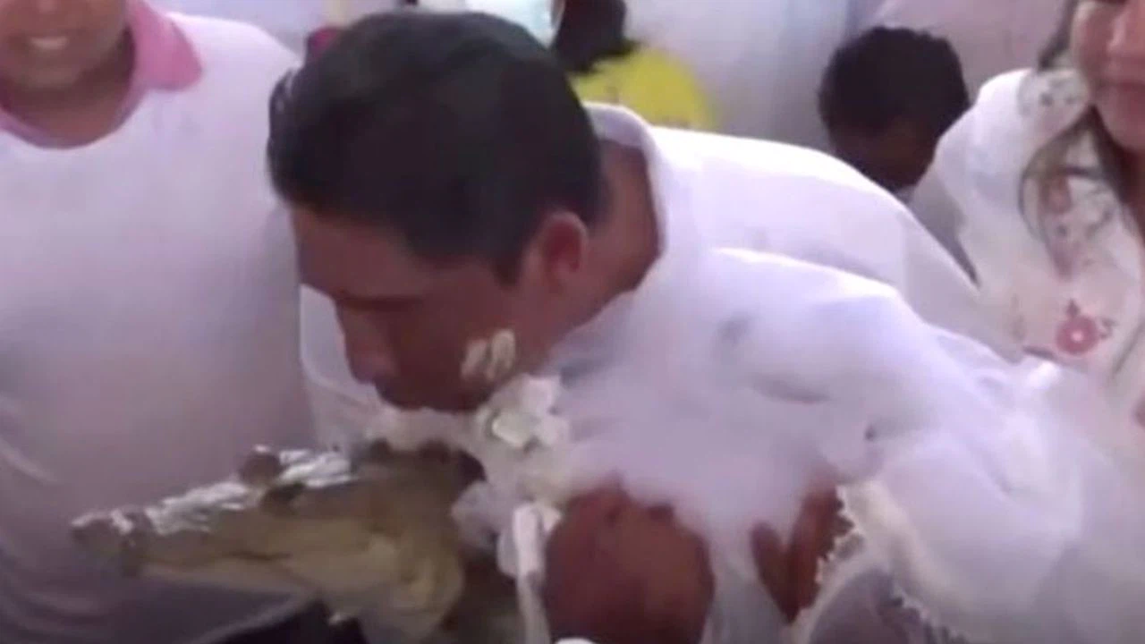 Belediye başkanı timsahla evlendi