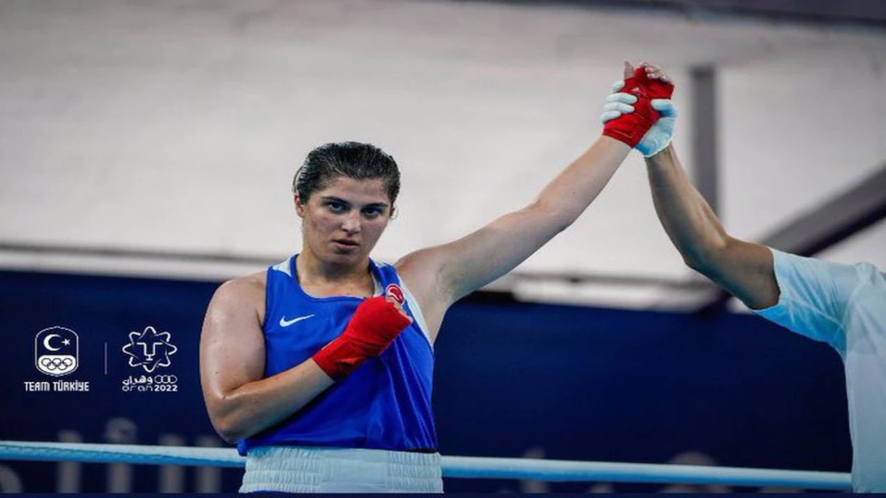 Milli boksör Busenaz Sürmeneli, kadınlar 66 kiloda altın madalya kazandı