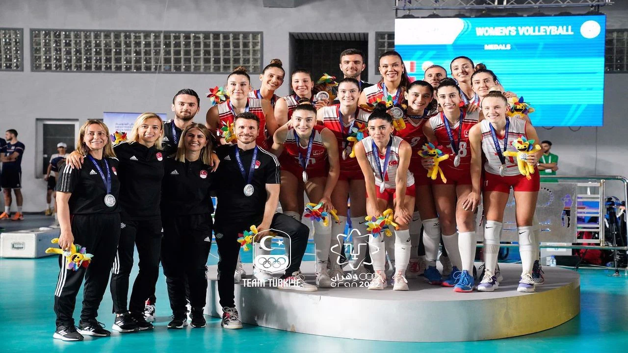 Finalde İtalya'ya 3-1 kaybeden Kadın Milli Voleybol Takımı, gümüş madalya elde etti