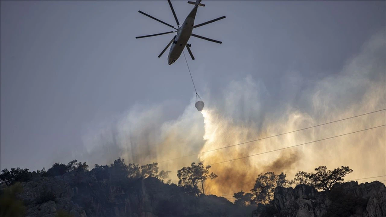 Antalya'nın Konyaaltı ilçesinde ormanlık alanda çıkan yangın kontrol altına alındı