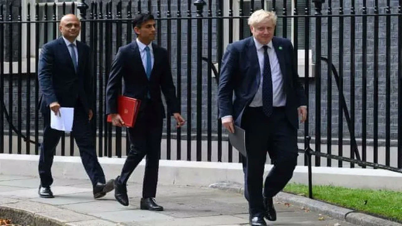 İngiltere'de Sağlık Bakanı Javid ile Maliye Bakanı Sunak art arda istifa etti