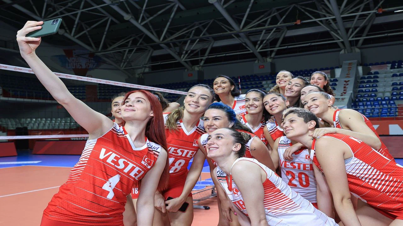 A Milli Kadın Voleybol Takımı, basın mensuplarıyla buluştu