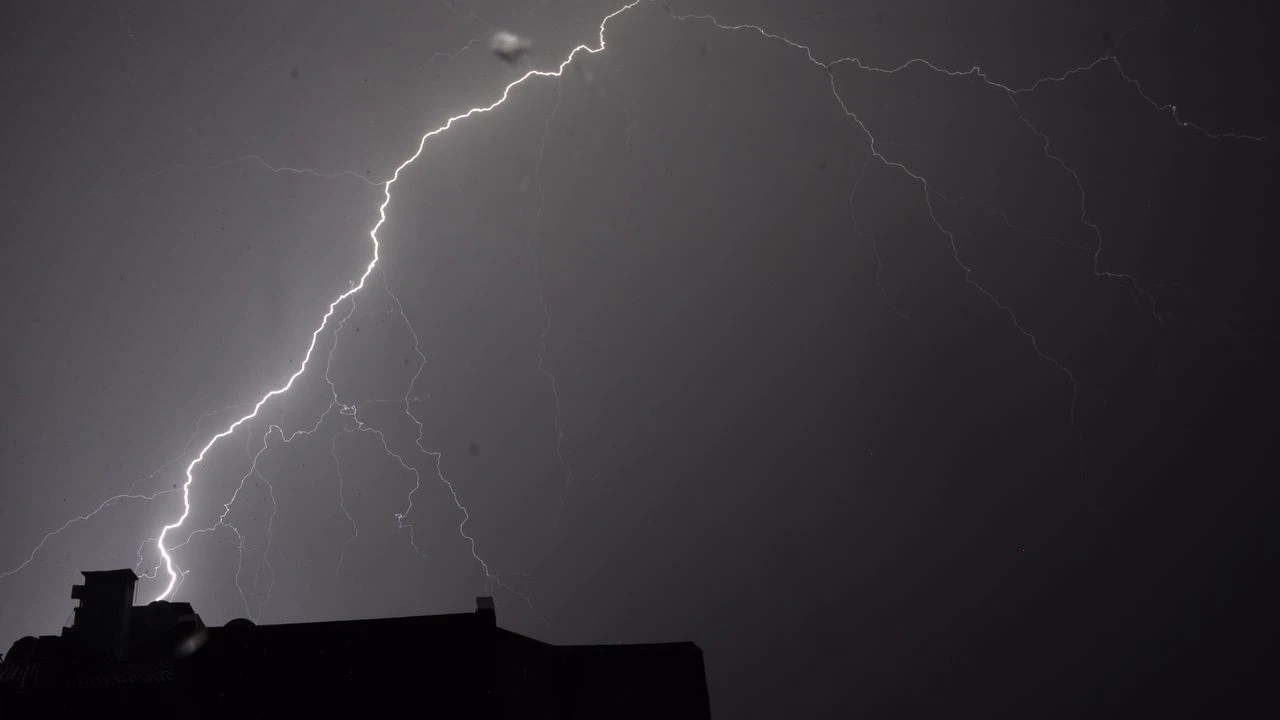 İstanbul'da gece etkili olan sağanakta dakikada 65 şimşek çaktı