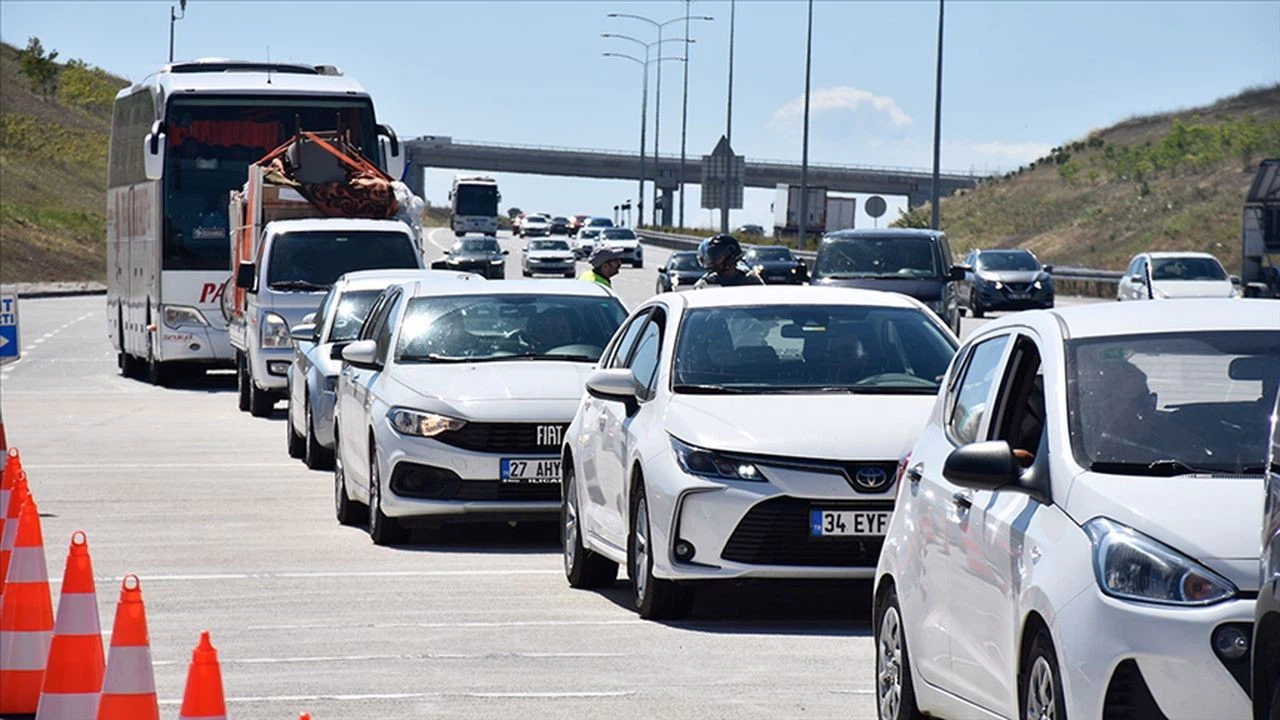 Bayram tatili dönüşü yollarda yoğunluk yaşanıyor