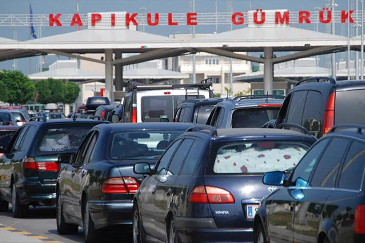 Yıllık izinlerini memleketlerinde geçirecek gurbetçiler vatanlarına ulaşmanın mutluluğunu yaşıyor