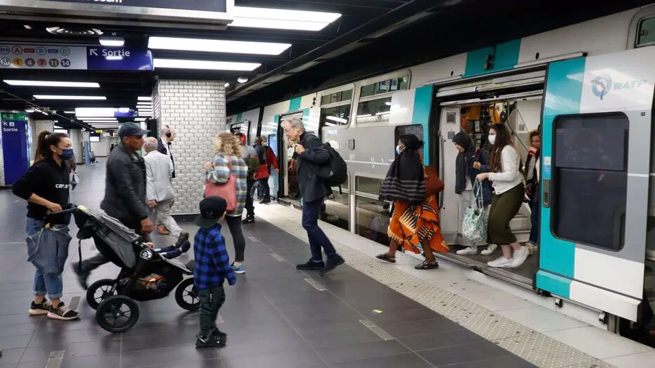 Fransa'da tren seferleri aksayınca yolcular uzun süre tünellerde mahsur kaldı