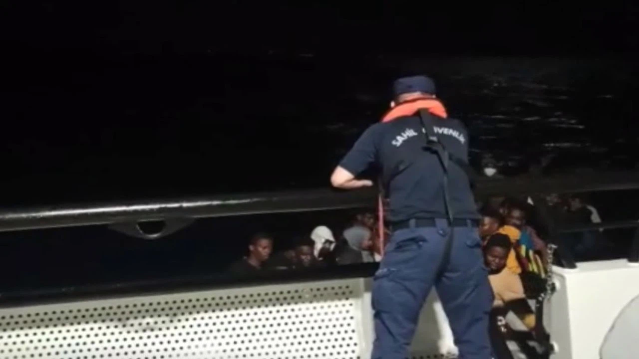 İzmir açıklarında 163 düzensiz göçmen kurtarıldı, 92 göçmen yakalandı