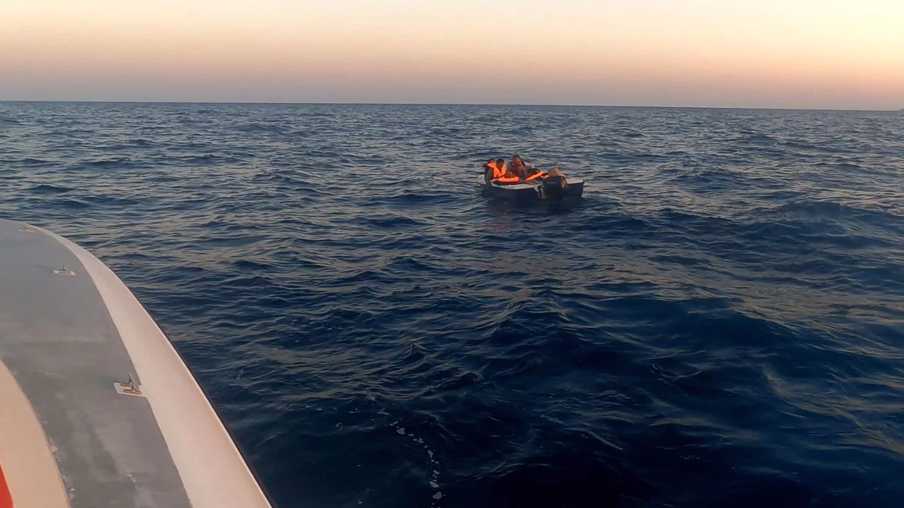 Çanakkale açıklarında geri itilen 13 düzensiz göçmen kurtarıldı